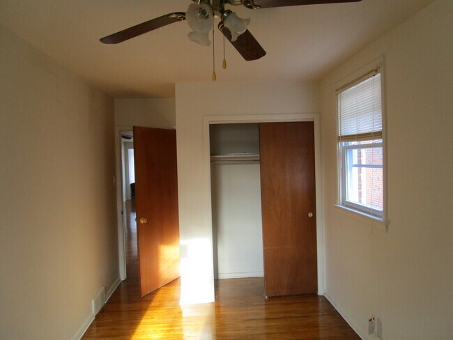 Foto del edificio - 906 E. Durard St. 1st Fl