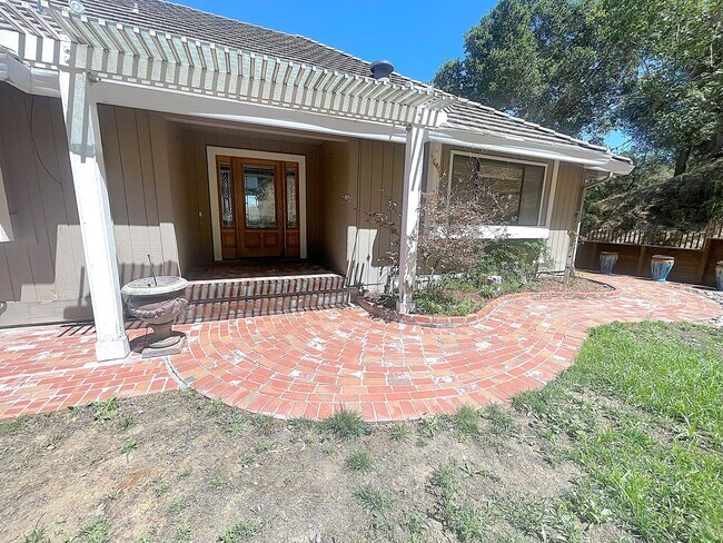 Foto del edificio - $5495 - Large Gorgeous 3/2 Tri-Level Home ...