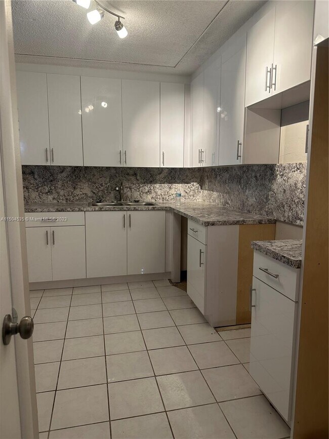 Building Photo - 14850 Naranja Lakes Blvd