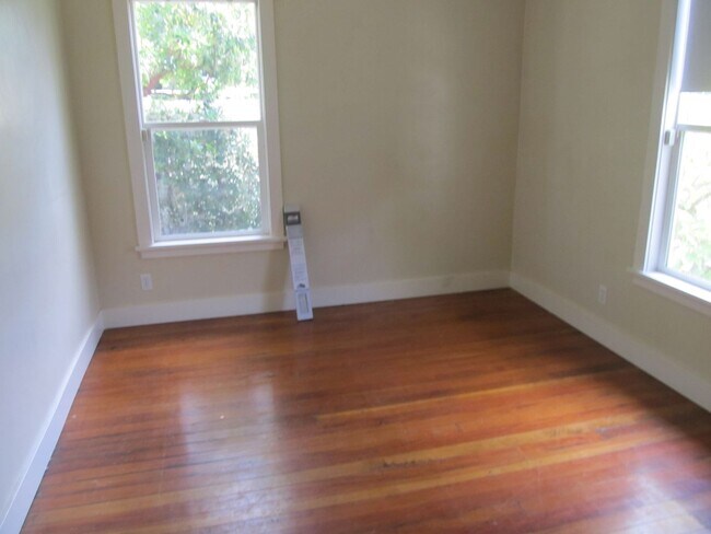 Foto del edificio - Gorgeous Classic Revival