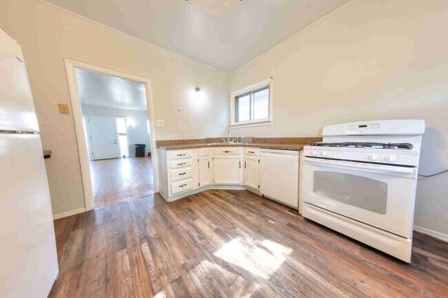 Foto del edificio - Available Aug 7th - Very nice single family home with refinished hardwood and a very large open l...