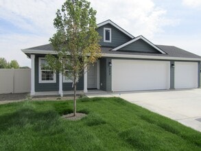 Building Photo - 302 Persian Ave