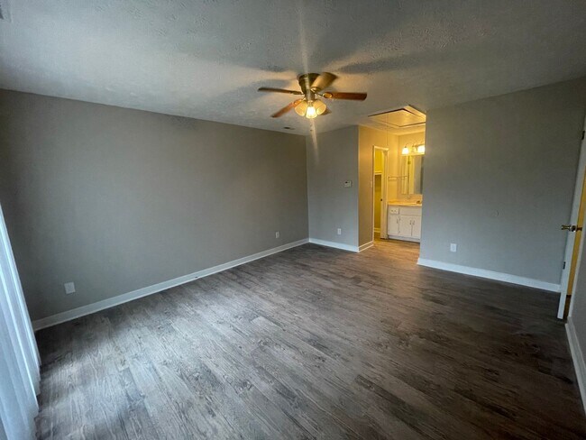 Foto del edificio - 548 Hollyberry Ln