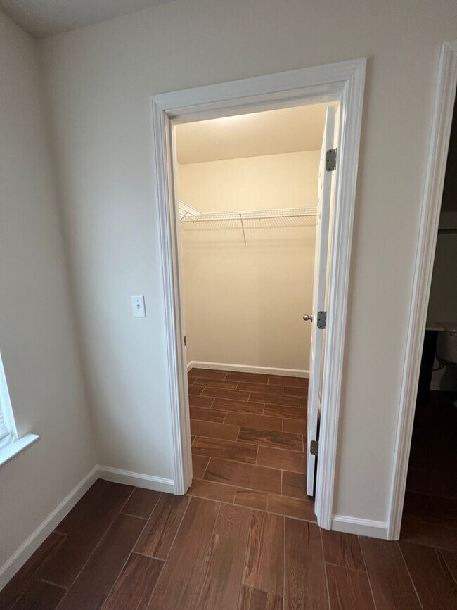 Building Photo - 3 bed 2 bath House