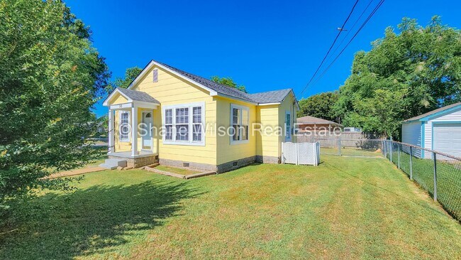 Building Photo - Cozy little 1 BR / 1 BA
