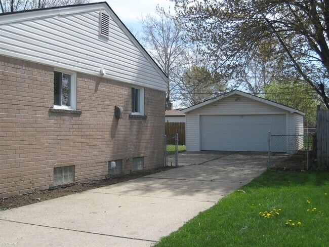 Building Photo - 3 br, 1 bath House - 11834 McKinley Dr