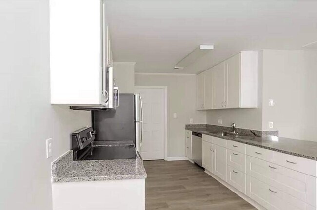 Building Photo - 8608 Golf Ridge Dr