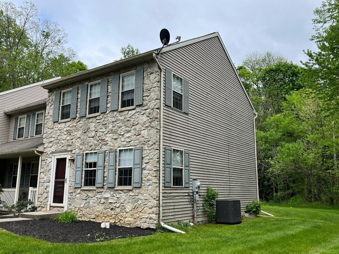 Primary Photo - 48 Deep Hollow Ln