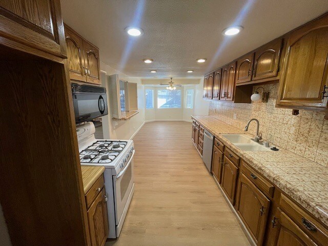 Foto del edificio - 12943 Magnolia Ave