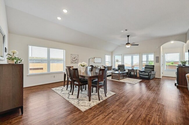Building Photo - Spacious Sunfield 3 bedroom