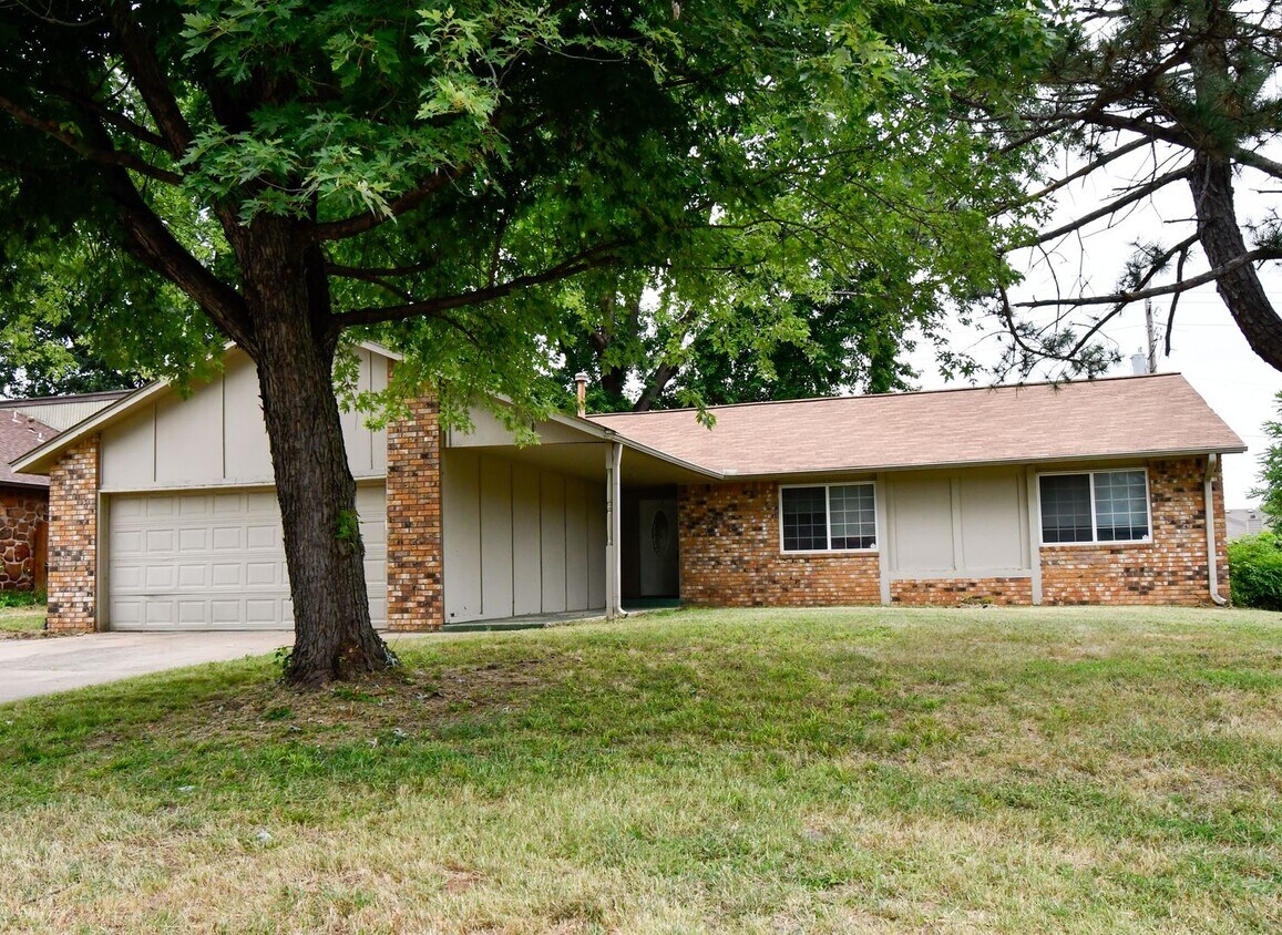 Foto principal - 4-Bed, 2-Bath Home in Broken Arrow Schools...