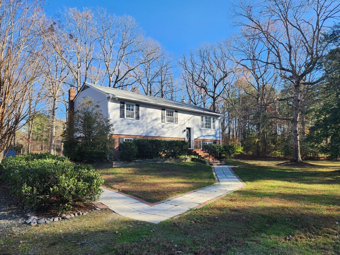 Primary Photo - 4 Bedroom 2 Bath -3 Car Garage-Chestefield...