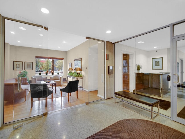 Foto del edificio - 5000 S Cornell Ave