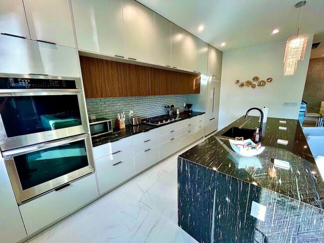 Building Photo - 549 NE 14th Ave