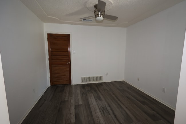 Building Photo - 412 Live Oak Dr