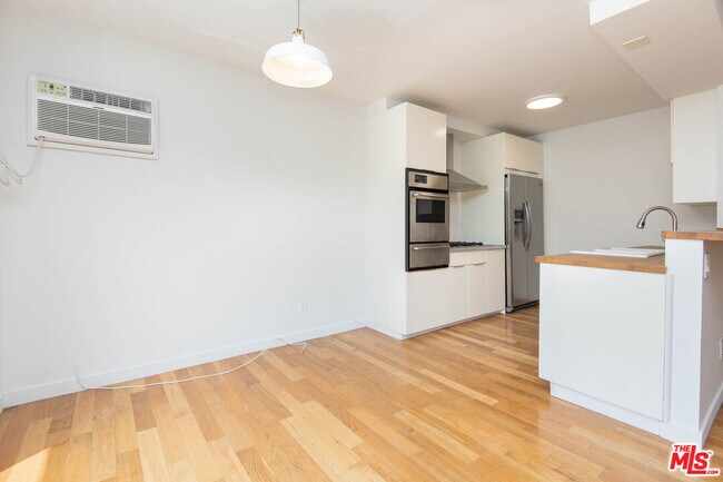 Foto del edificio - 8233 Blackburn Ave
