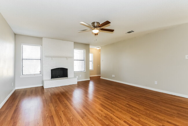 Foto del edificio - 3713 Longstraw Dr