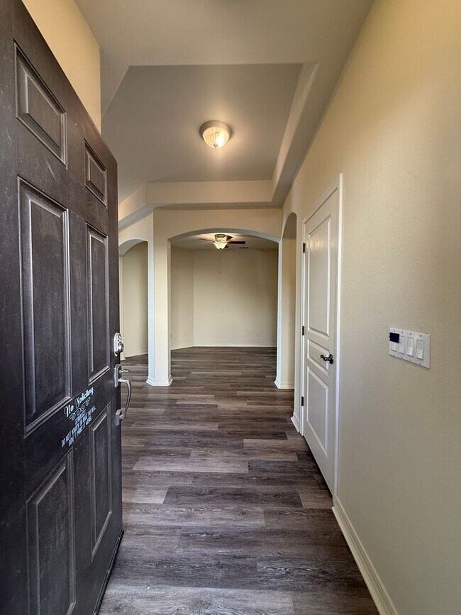 Foto del edificio - Beautiful Bradley Square Single Story Home With Easy Access to Shopping/101 Frwy