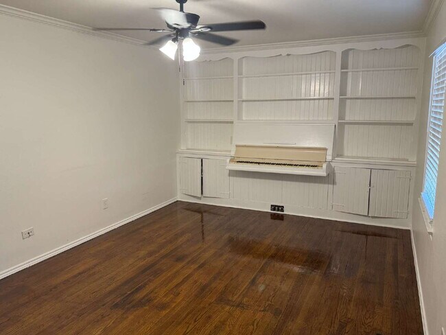 Foto del edificio - "Charming 4-Bed Lubbock Retreat: Granite Kitchen, Hardwood Elegance & Cozy Fireplace!"