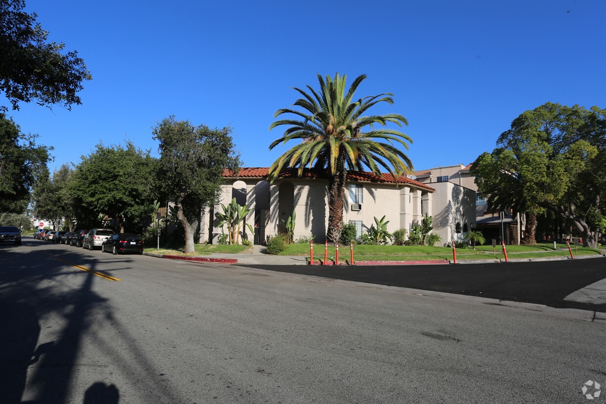 Building Photo - 1111 E Lexington Dr