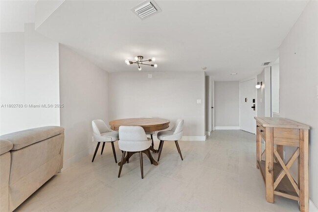 Foto del edificio - 3301 N Country Club Dr