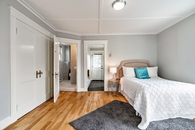 Building Photo - 32 Magoun St