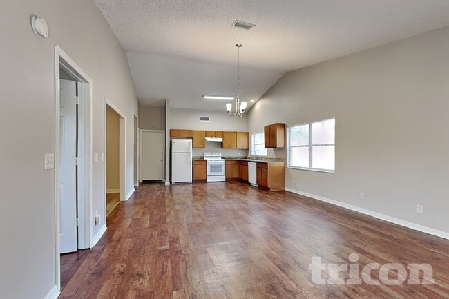 Building Photo - 2025 Helm Ln