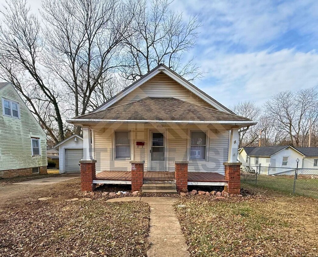 Primary Photo - Embrace Comfort in This 2 Bedroom, 1 Bath ...