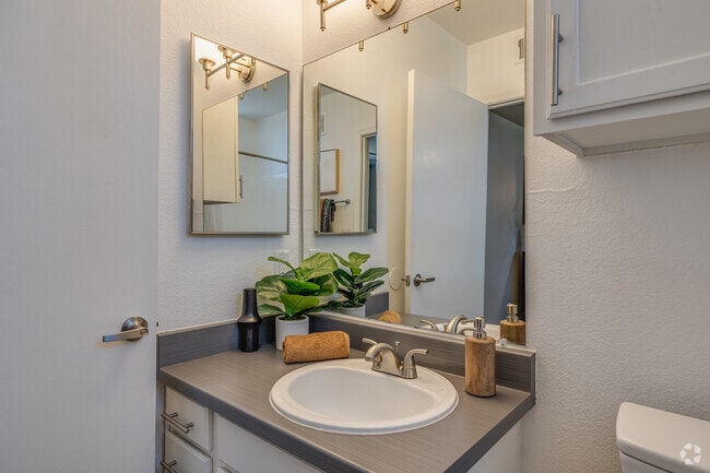 2BR, 2BA - 972SF - Bathroom 2 - The Grove Deer Valley