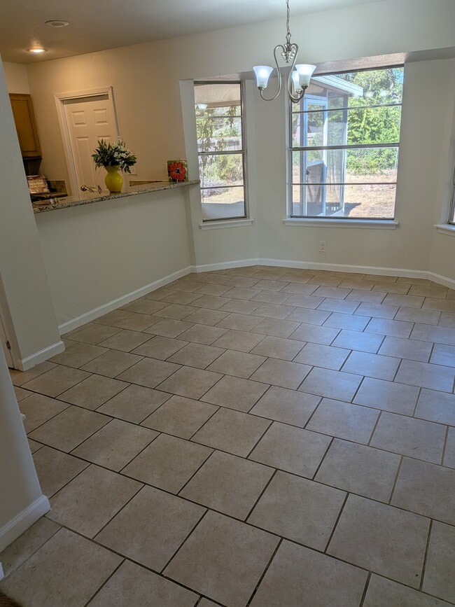 DiningArea - 1512 Chestnut Dr
