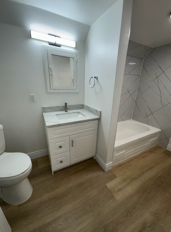 Photo du bâtiment - 165 College Ave N