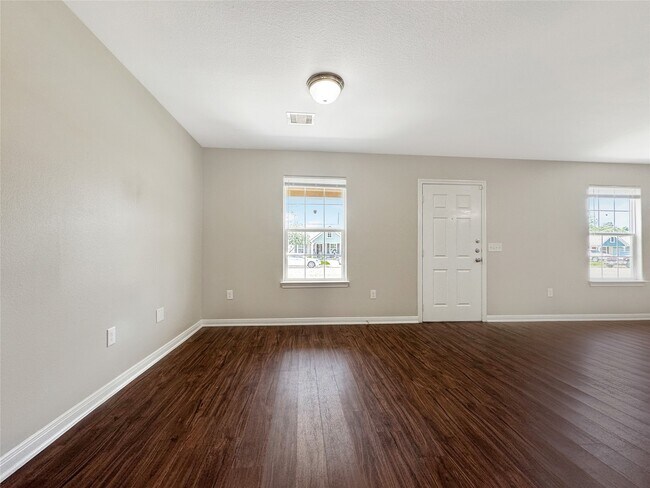 Foto del edificio - 7426 Blue Jay Dr