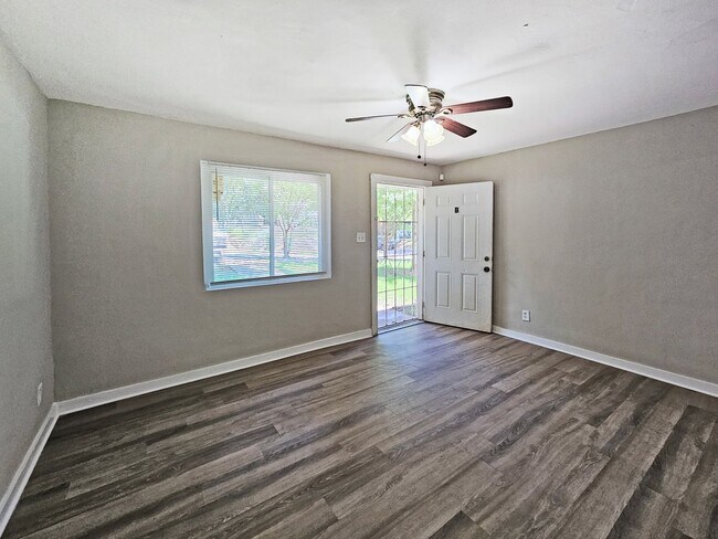 Foto del edificio - No Steps - 2/1 Duplex Near Hank Aaron Dr -...