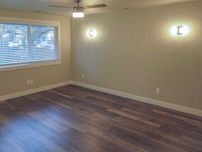 Foto del edificio - Updated 2 Bedroom Duplex in Salem Availabl...