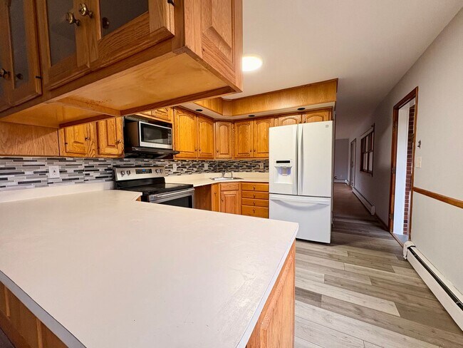 Foto del edificio - Sprawling Brick Ranch with Huge Lot & Garage in Prime Nottingham Location