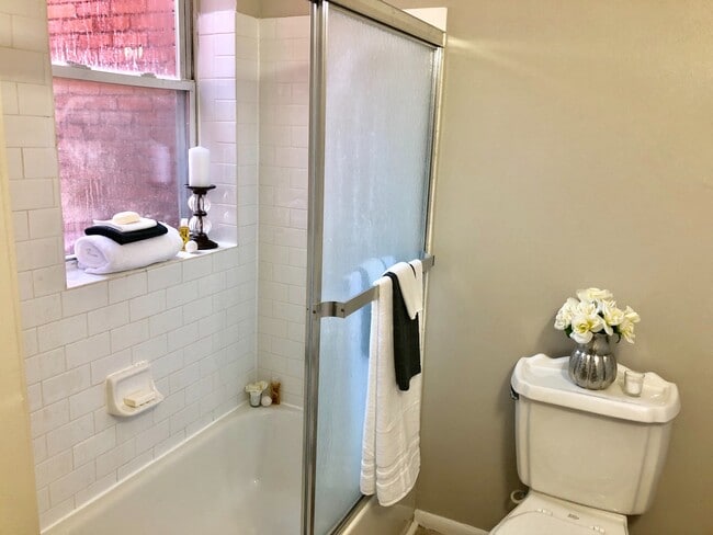 Foto del edificio - Gorgeous 3 Bedroom , 2 Level Townhome- Hardwood floors, Newly Renovated