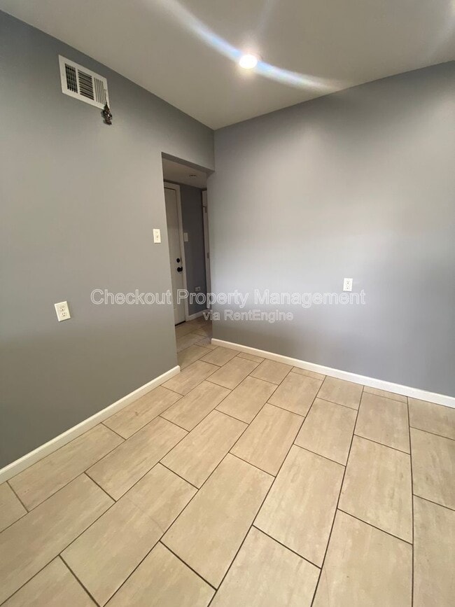 Building Photo - 812 Schirmer St