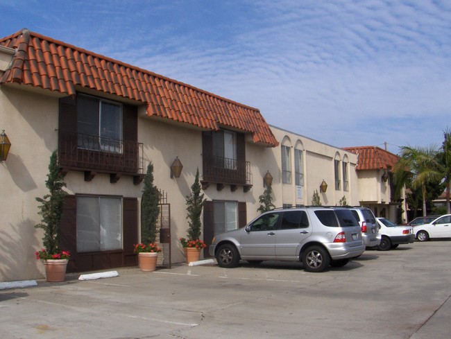 21- one bedrooms, 10- 2 Bed 2 baths. - 4544 Winona Ave