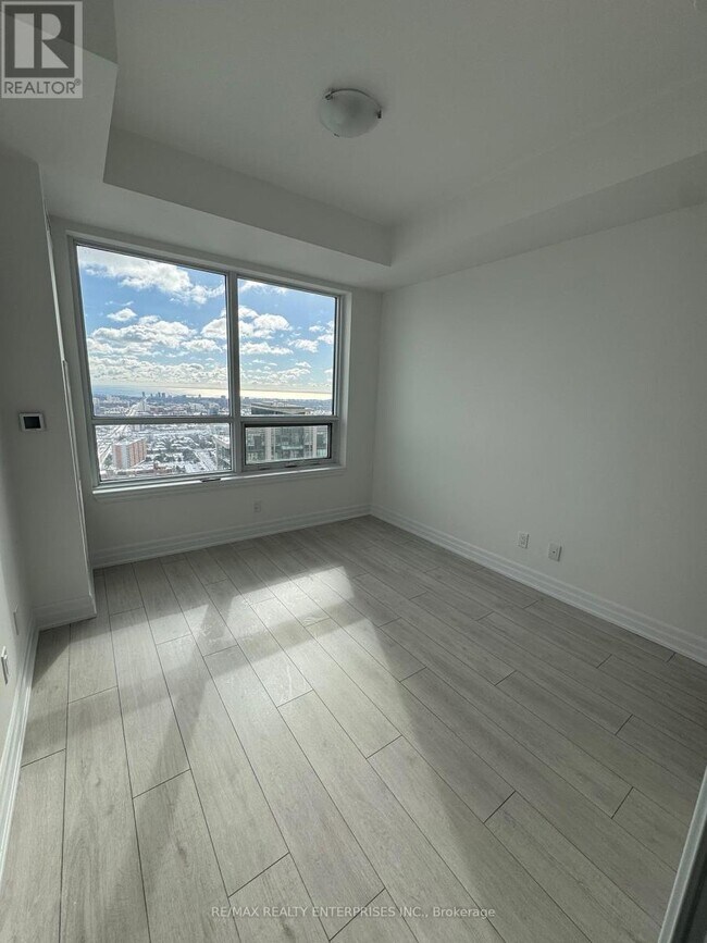 Photo du bâtiment - 30 Elm Dr W