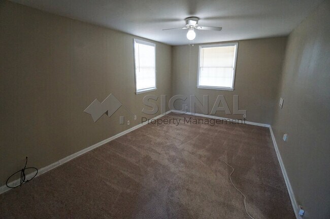 Building Photo - 920 Pineview Rd