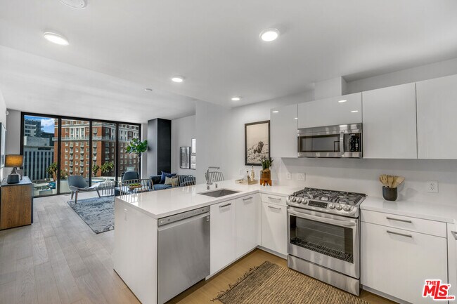 Building Photo - 2801 Sunset Pl