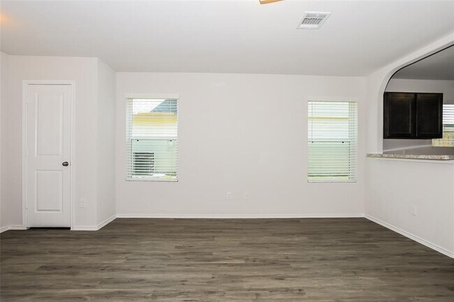 Building Photo - 215 Pronghorn Dr