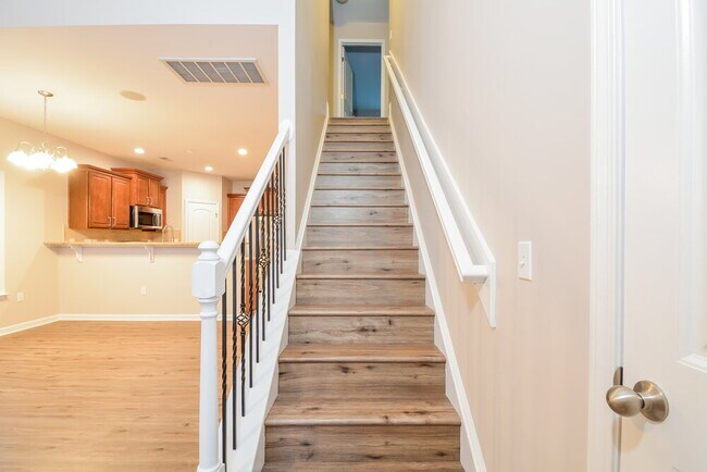 Building Photo - 229 Breezemont Dr