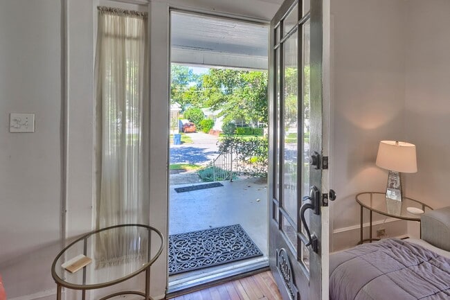 Building Photo - Adorable Bungalow in Highly Sought-After C...