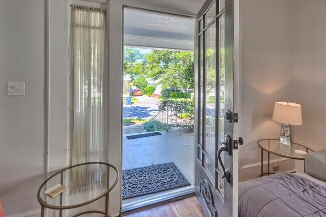 Foto del edificio - Adorable Bungalow in Highly Sought-After C...