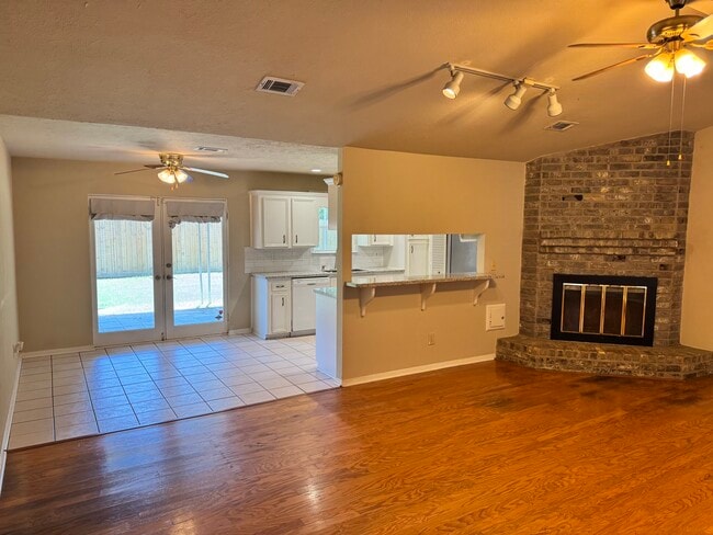 Foto del edificio - 9811 Charter Ridge Dr