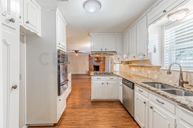 Foto del edificio - Beautifully Updated 3/2/2 in Bedford Ready...