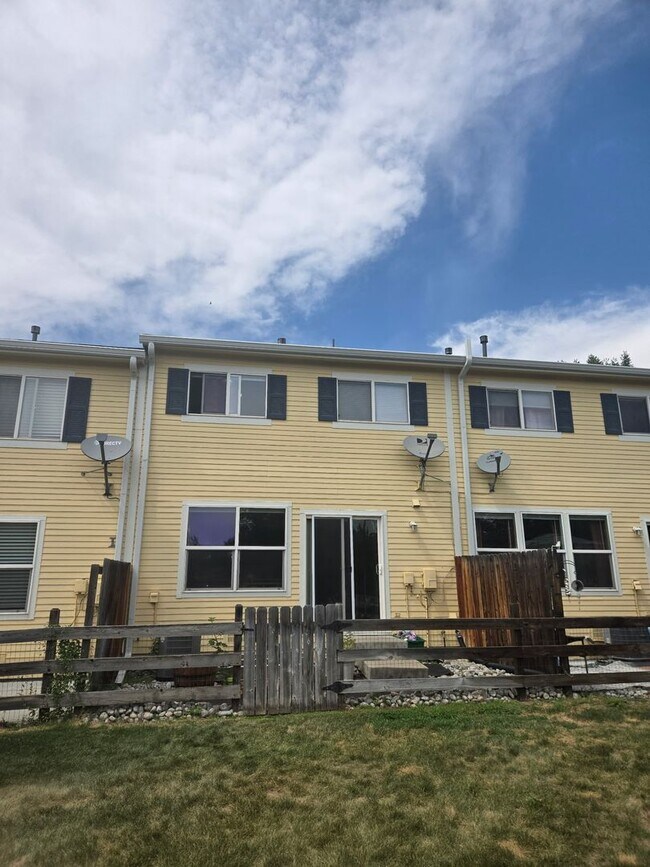 Foto del edificio - Updated 3BR Townhouse with Garage Availabl...