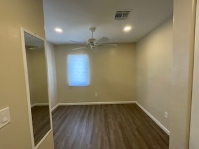 Dormitorio - 1214 E Elm St