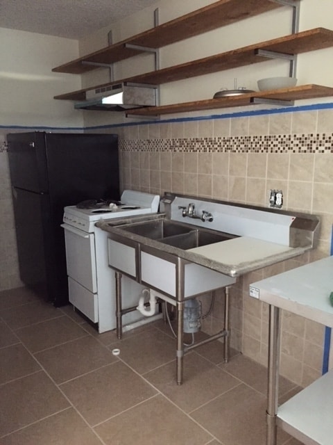 Interior Photo - 2419 E 8th St